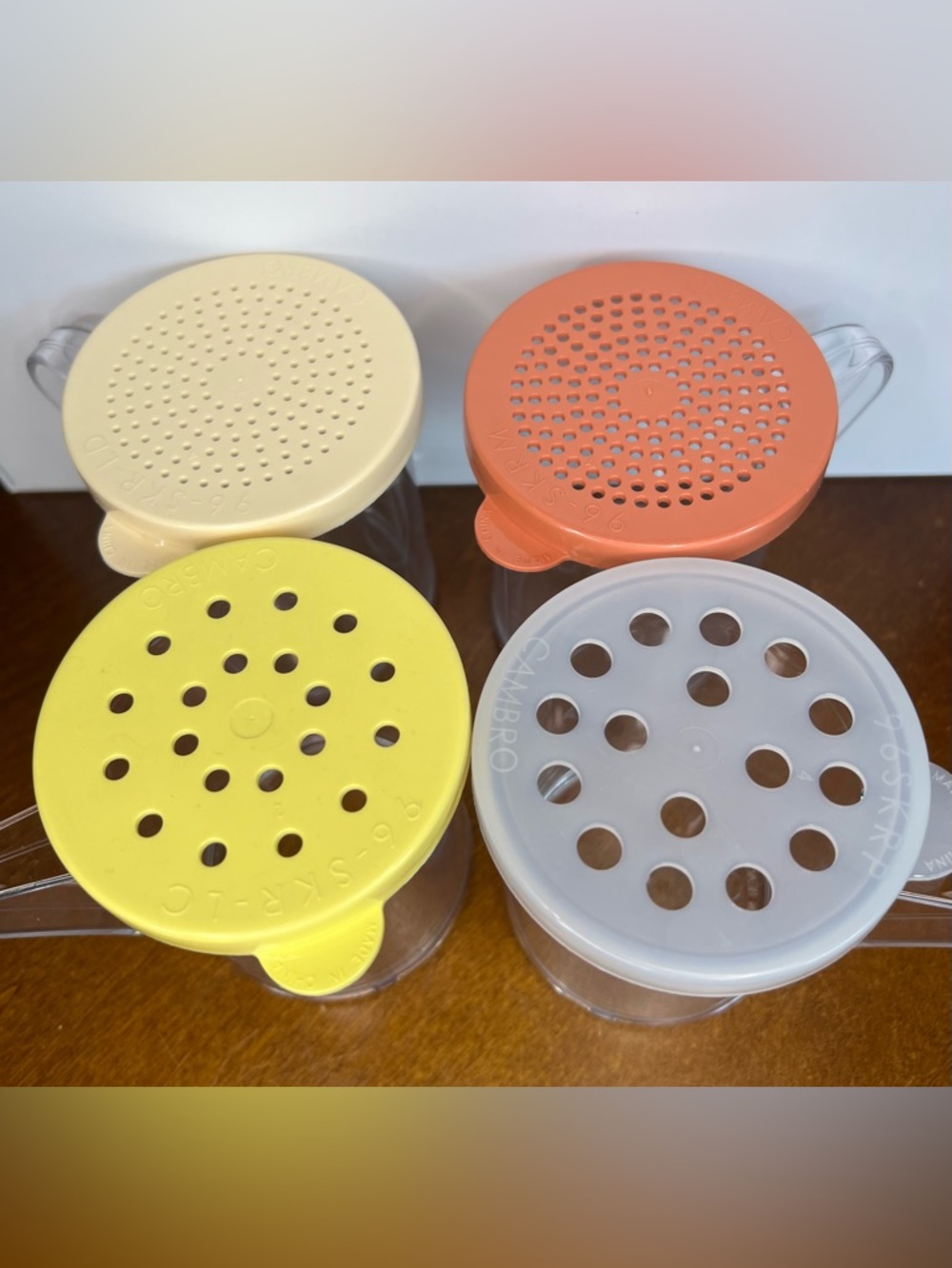 4 Cambro 10 oz Shakers w/ Removable Lid, seasonings, cheese, BBQ, salt, pepper - Picture 2 of 5